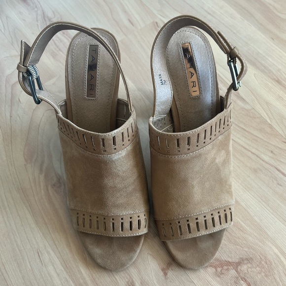 Tahari tan suede Maya heel - Picture 3 of 6